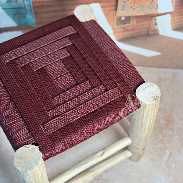 Tabouret artisanal TADART – Bois naturel & tressage bordeaux