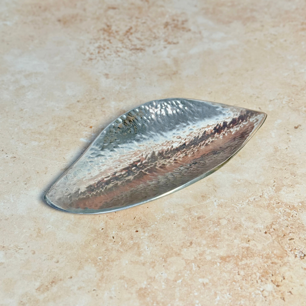 Petit plat argenté en laiton martelé