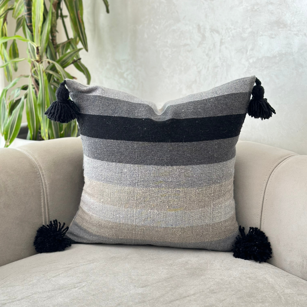 Housse de coussin à pompons 50cmx50cm taupe gris et noir - Ajbir