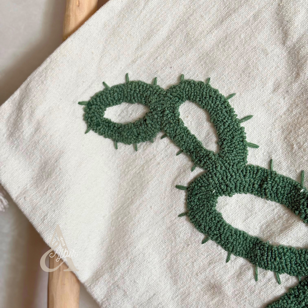 Housse de coussin en coton artisanal à pompons blanc motif cactus vert 50×50 cm
