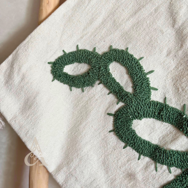 Housse de coussin en coton artisanal à pompons blanc motif cactus vert 50×50 cm