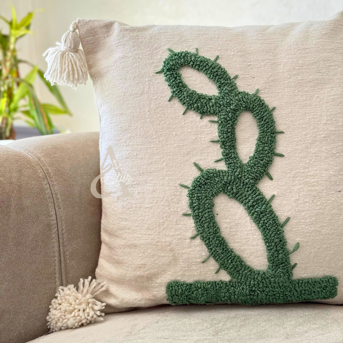 Housse de coussin en coton artisanal à pompons blanc motif cactus vert 50×50 cm