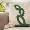 Housse de coussin en coton artisanal à pompons blanc motif cactus vert 50×50 cm