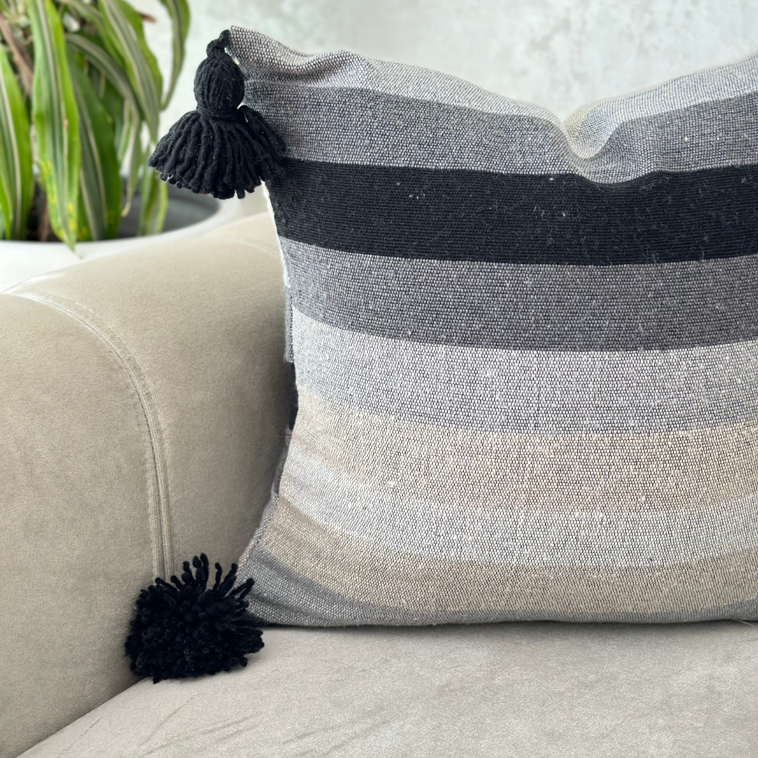 Housse de coussin à pompons 50cmx50cm taupe gris et noir - Ajbir