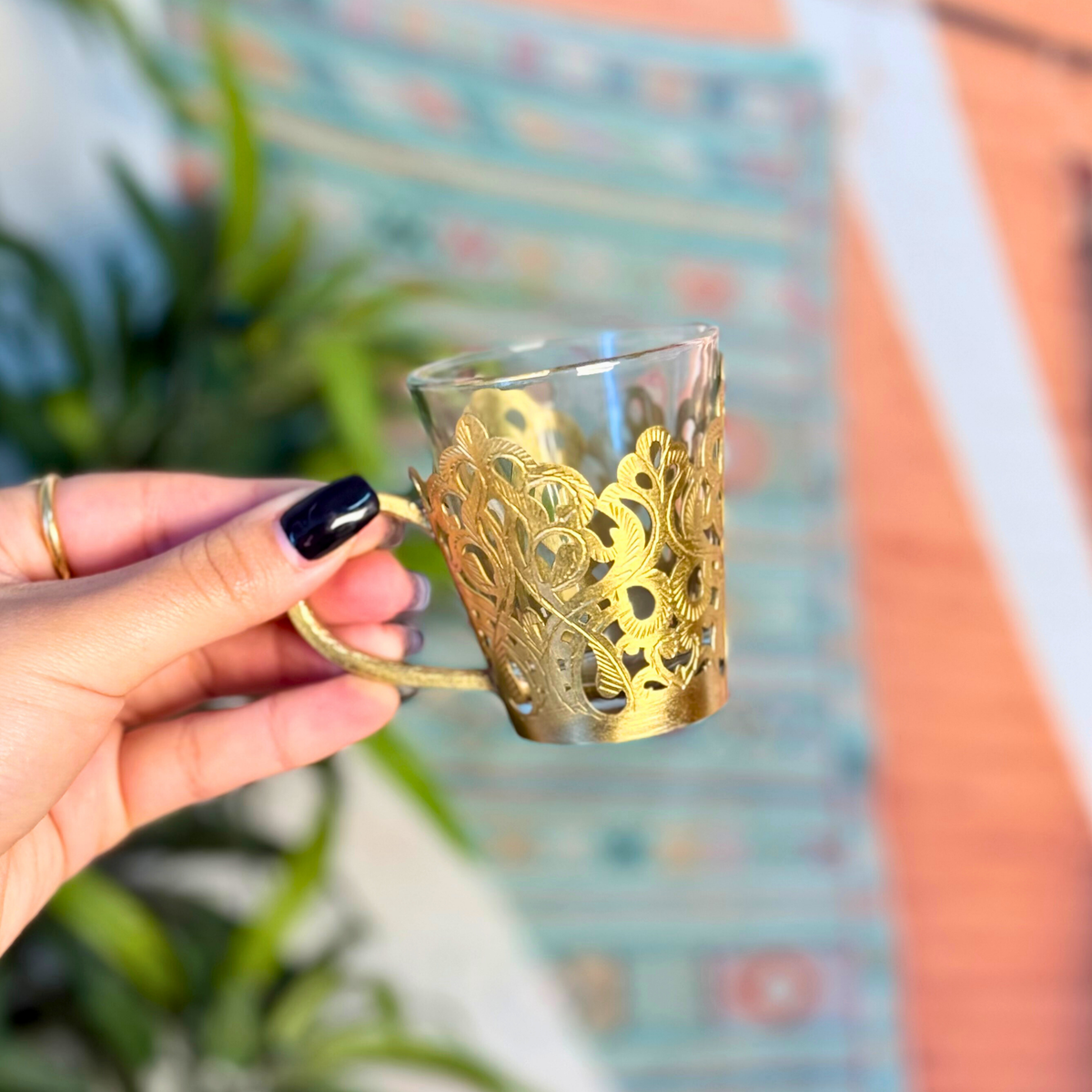 Tasse à café en verre et support en laiton doré