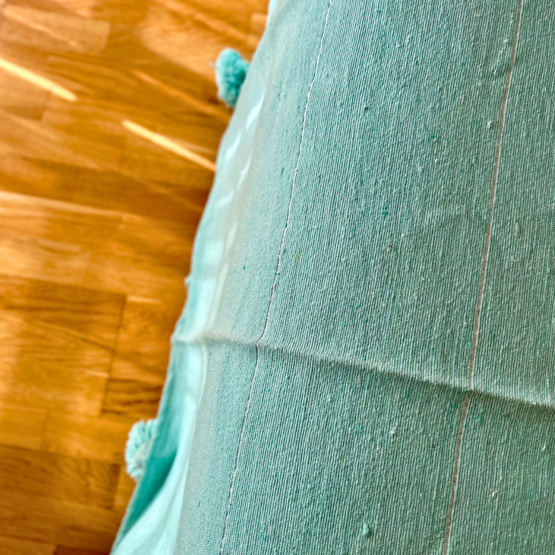 Plaid artisanal à pompons turquoise liseré argenté 2,80m x 2,00m