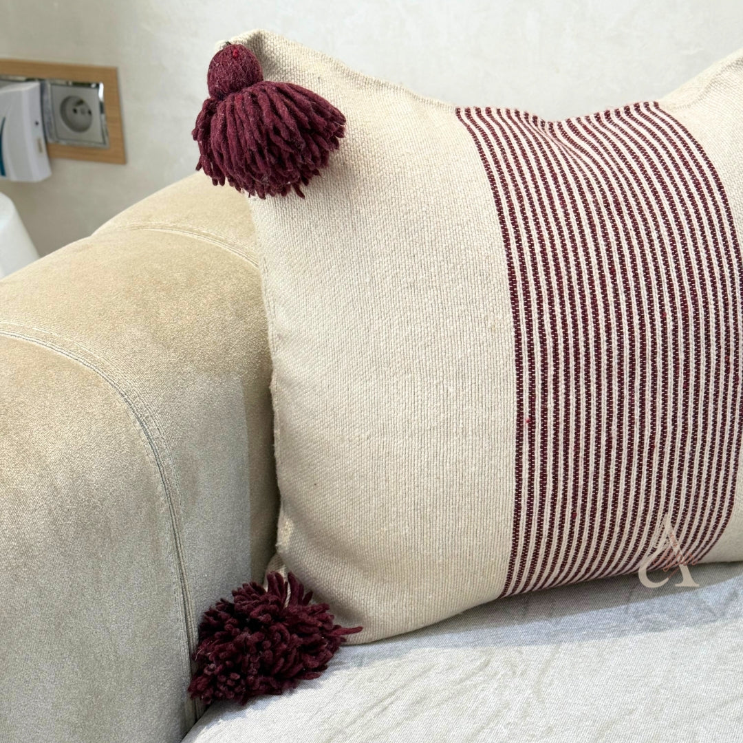 Housse de coussin artisanale à pompons 50cmx50cm crème bordeaux