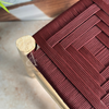 Tabouret artisanal TADART – Bois naturel & tressage bordeaux