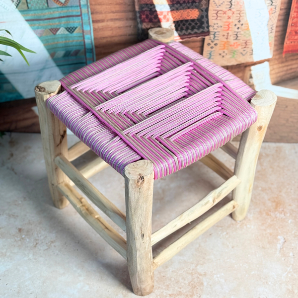 Tabouret artisanal TIZIRI Bois naturel & tressage rose et beige