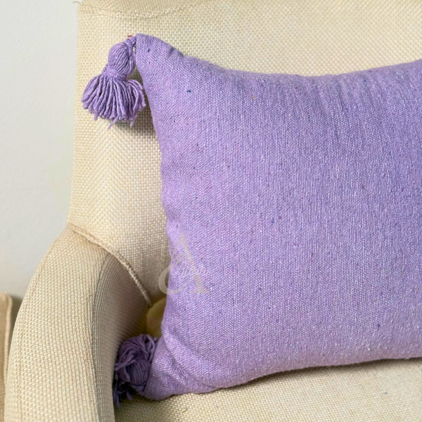 Housse de coussin artisanale à pompons unie violet