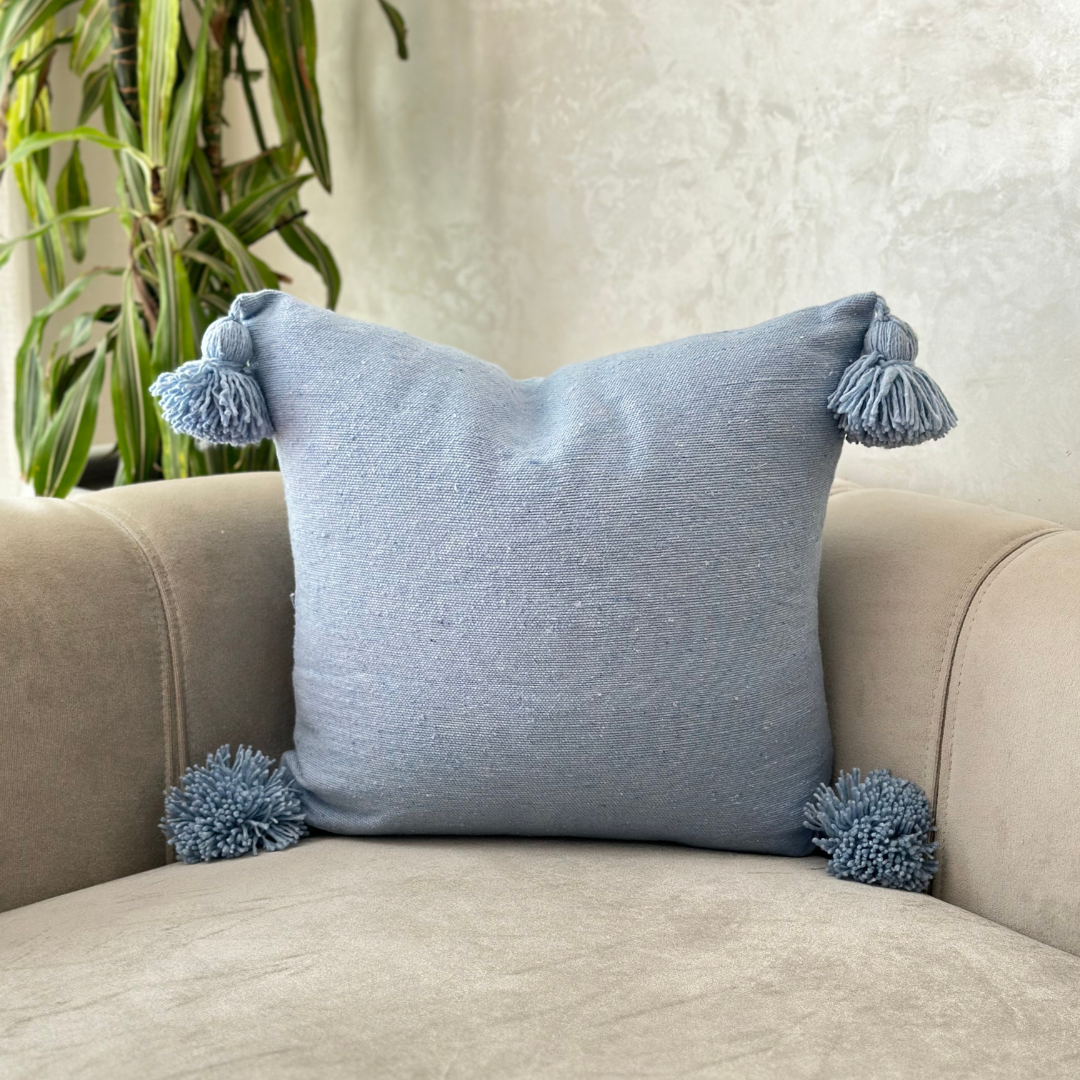 Housse coussin à pompons 45cmx50cm bleu ciel - Ajbir