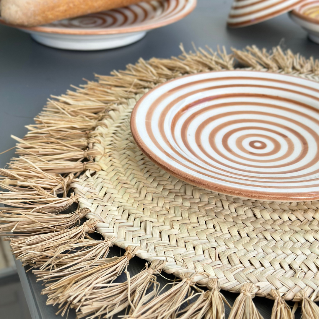 Assiette rayée sable - Ajbir