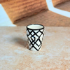 Petit verre artisanal noir et blanc