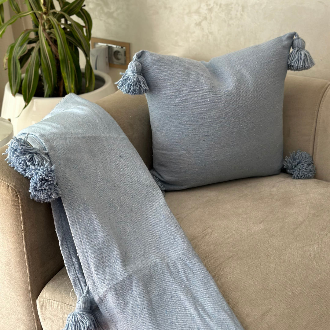 Housse coussin à pompons 45cmx50cm bleu ciel - Ajbir
