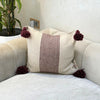Housse de coussin artisanale à pompons 50cmx50cm crème bordeaux