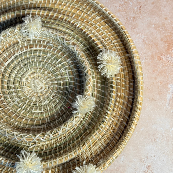 Plateau artisanal berbère Talount à pompons crème