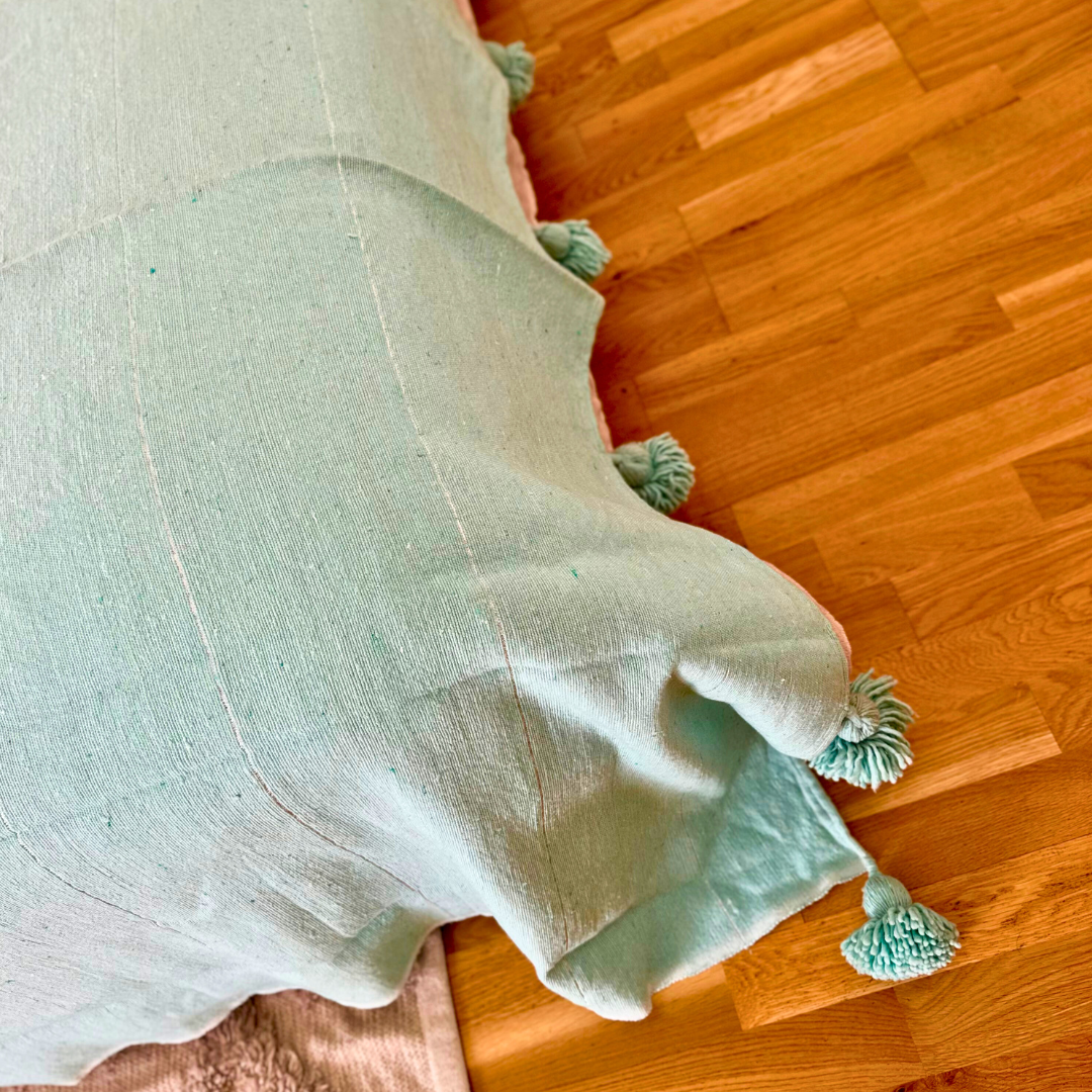 Plaid artisanal à pompons turquoise liseré argenté 2,80m x 2,00m
