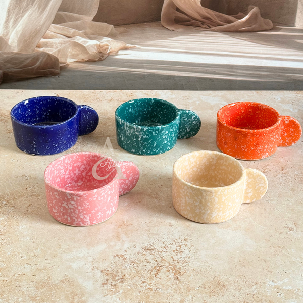 Mug artisanal à anse plate moucheté Tiwizi