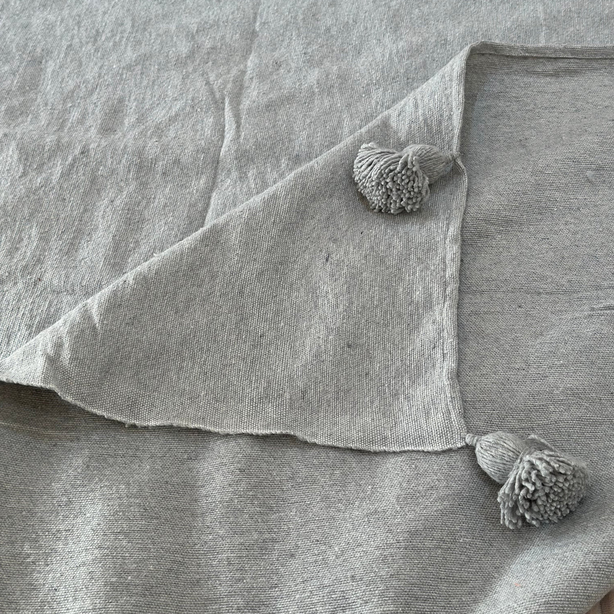 Plaid uni à pompon gris 2,80m x 2,00m - Ajbir