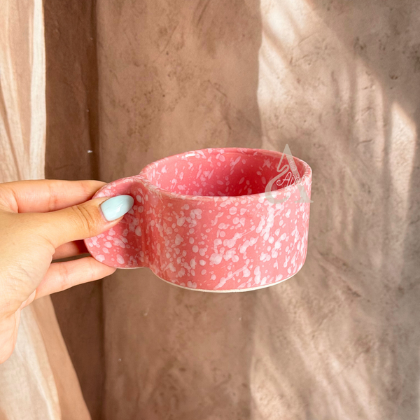 Mug artisanal à anse plate moucheté Tiwizi