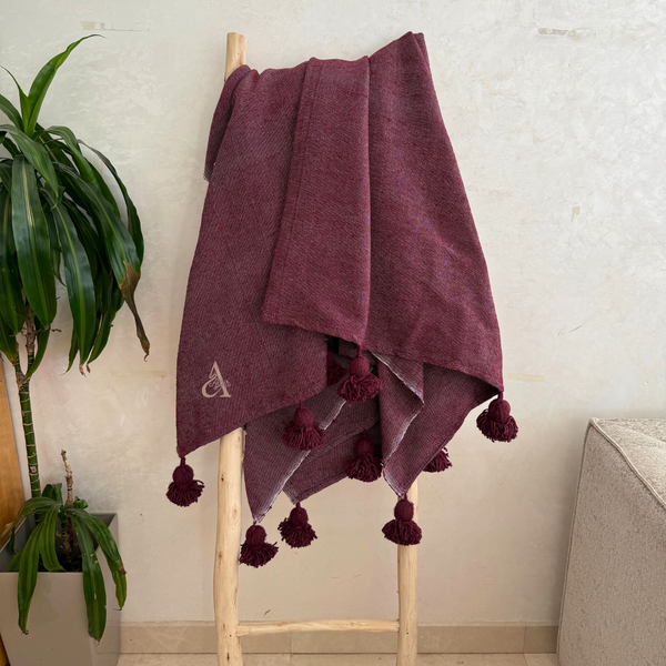 Plaid artisanal uni à pompon bordeaux 2,80m x 2,00m