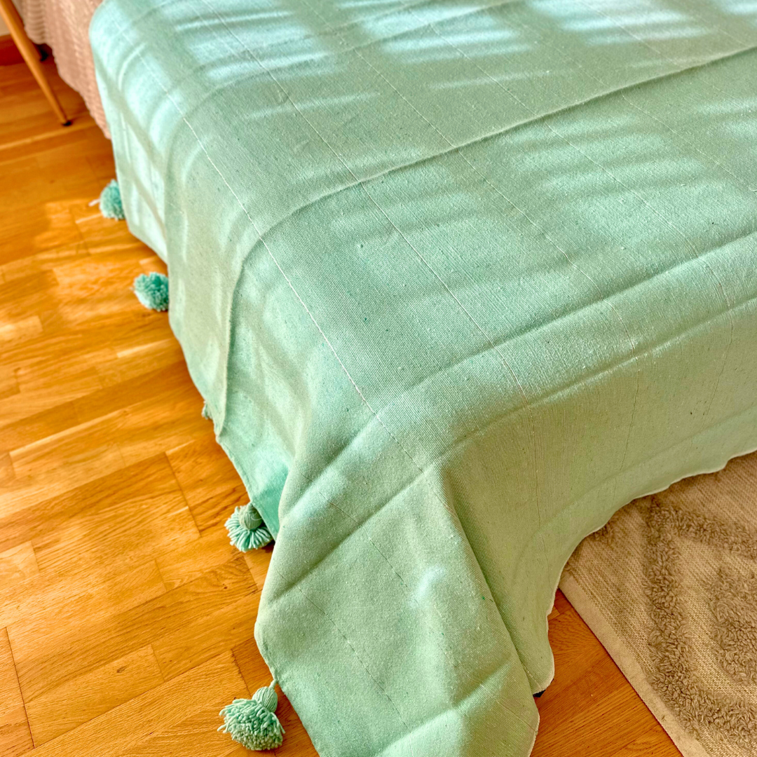 Plaid artisanal à pompons turquoise liseré argenté 2,80m x 2,00m