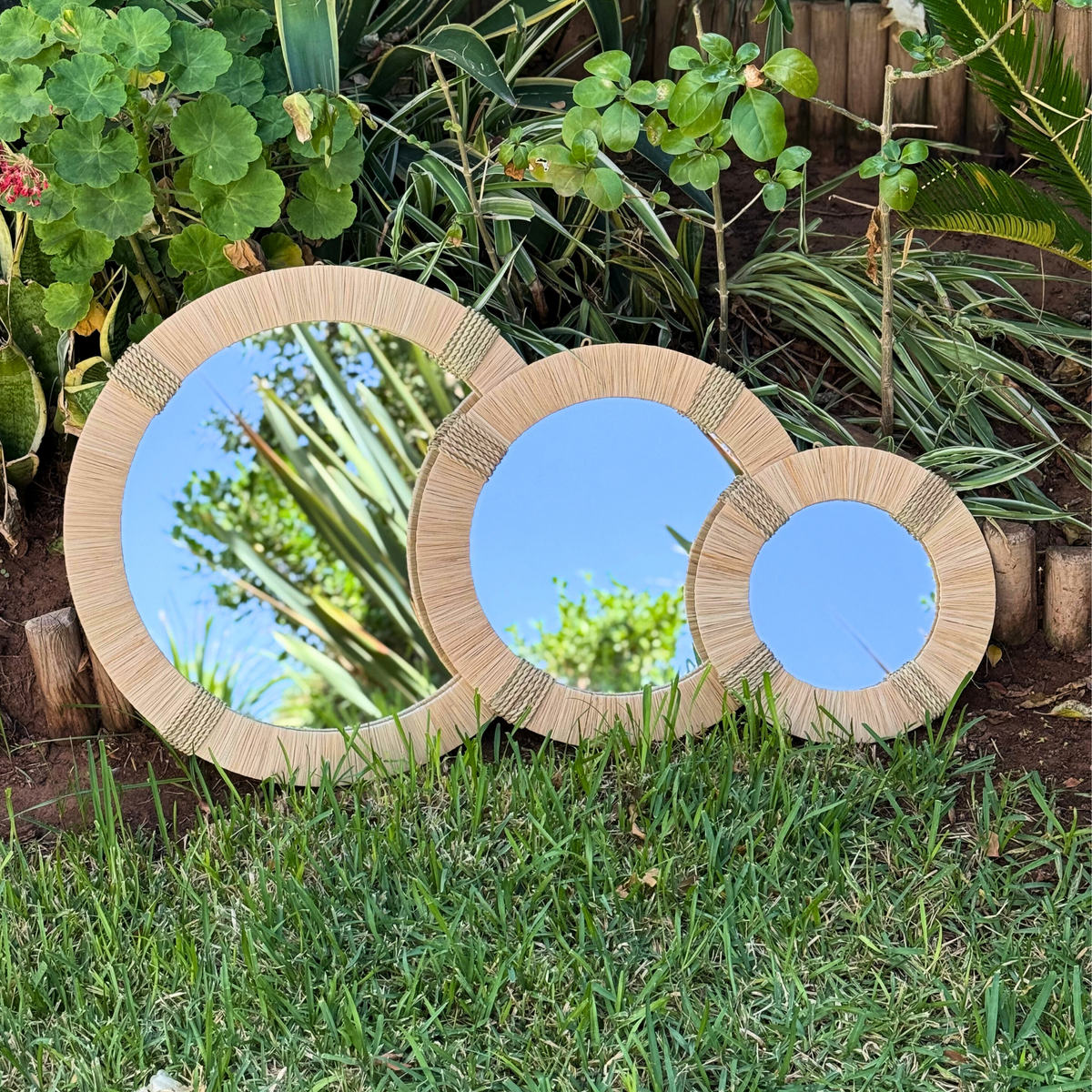 Miroir artisanal rond – Cadre en raphia naturel (3 tailles)