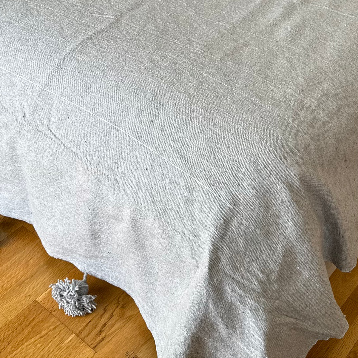 Plaid à pompon gris à liseré argenté 2,80m x 2,00m - Ajbir