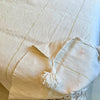 Plaid artisanal à pompons blanc liseré doré 90cm/180cm