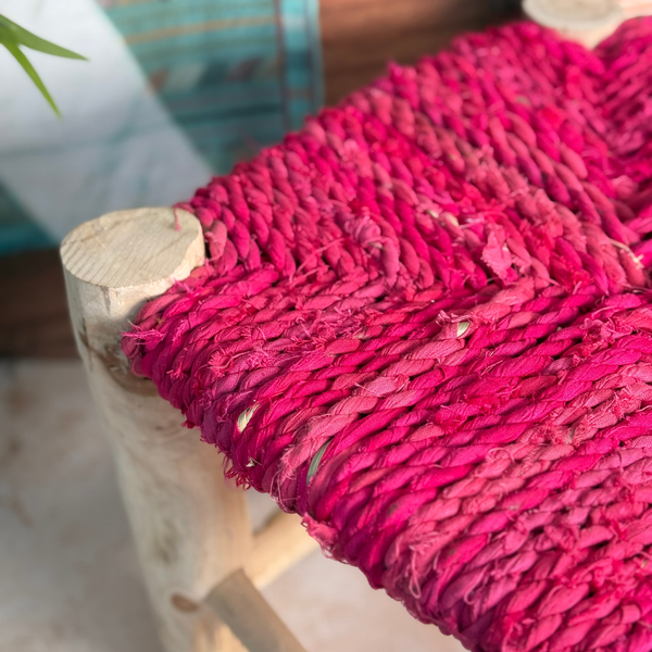 Tabouret artisanal TAFUKT en Bois naturel & tressage rose fuchsia