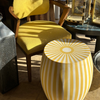 Table basse en bois et résine jaune et blanc