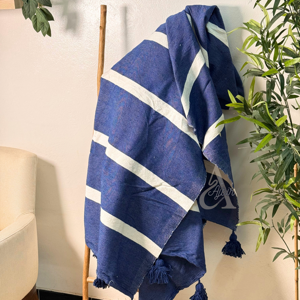 Plaid artisanal à pompons rayé bleu jeans et blanc 2,80m x 2,00m