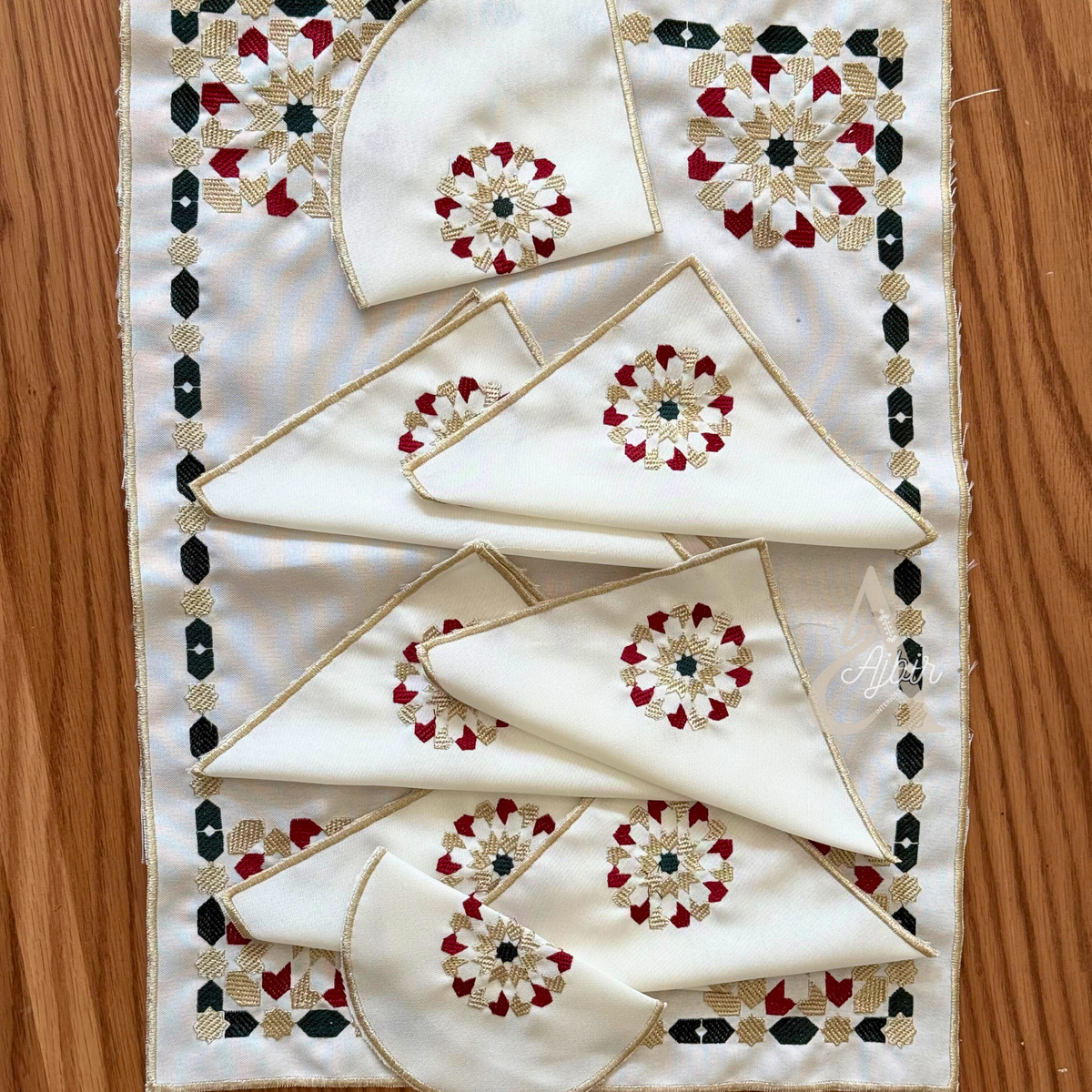 Set de table artisanal marocain brodé Tasilit – Service à thé (9pcs)