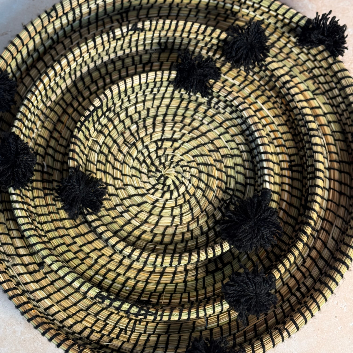 Plateau artisanal berbère Talount à pompons Noir