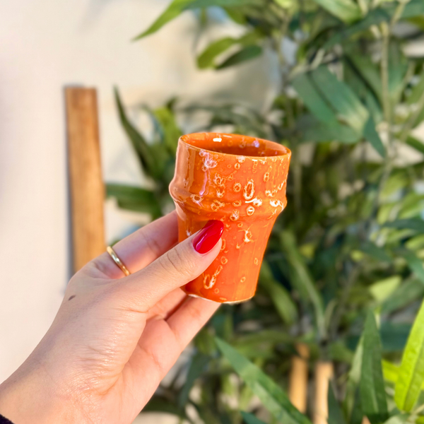 Tasse à café artisanale mouchetée