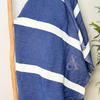 Plaid artisanal à pompons rayé bleu jeans et blanc 2,80m x 2,00m
