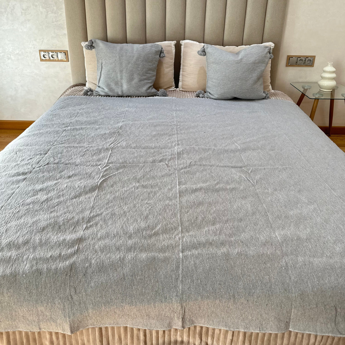 Plaid uni à pompon gris 2,80m x 2,00m - Ajbir