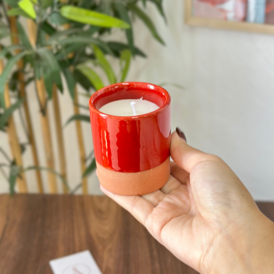 Bougie artisanale rouge en terre cuite parfum Fleur d'oranger