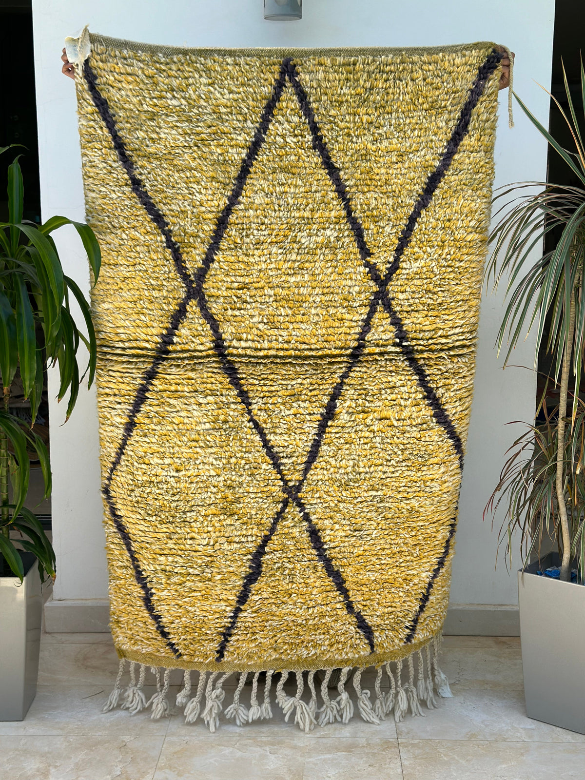 Tapis Beni Ouarain moutarde à losanges noirs- 160cm / 103cm - Ajbir