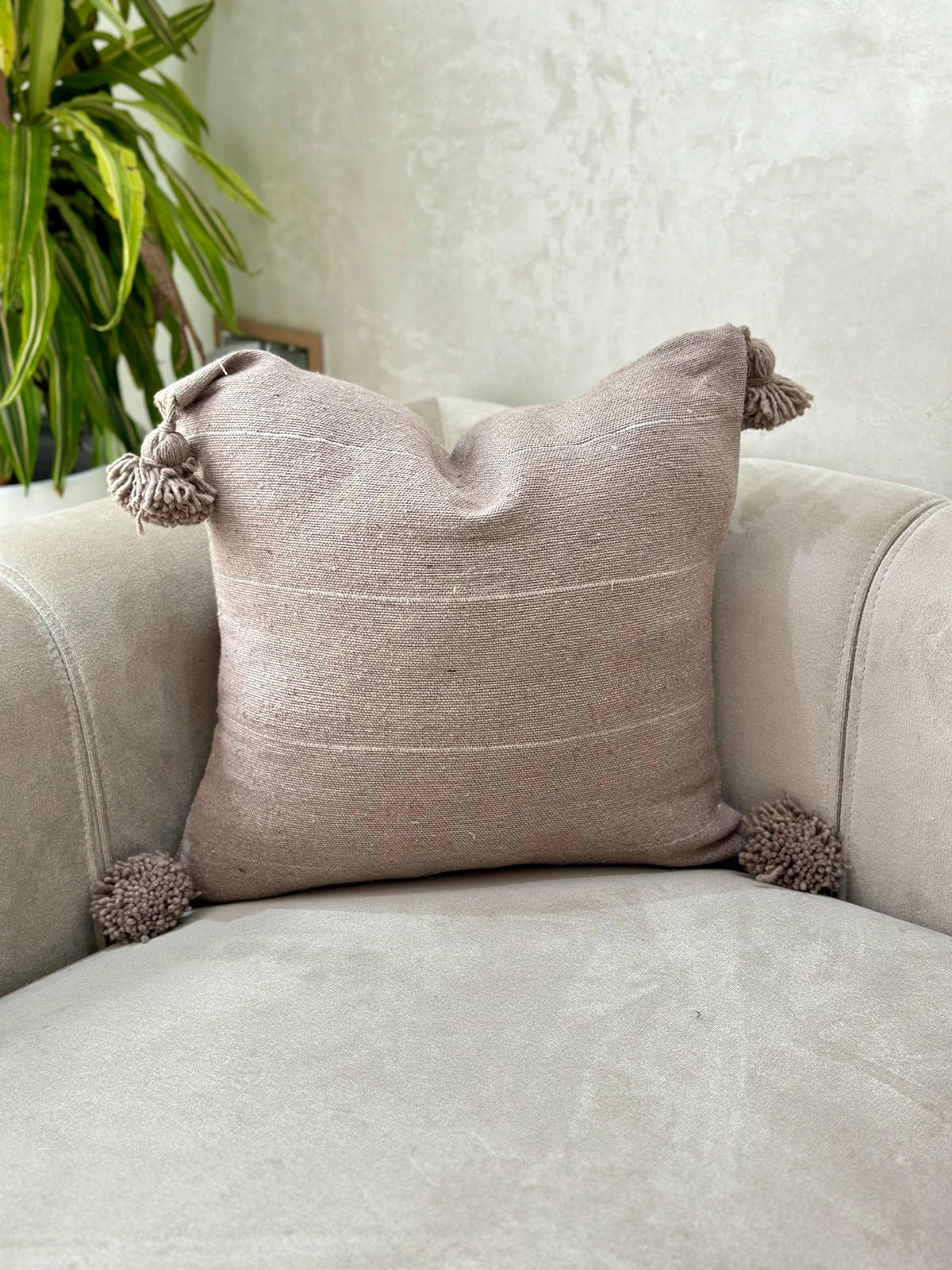 Housse de coussin à pompons 50cmx50cm taupe à liseré argenté - Ajbir