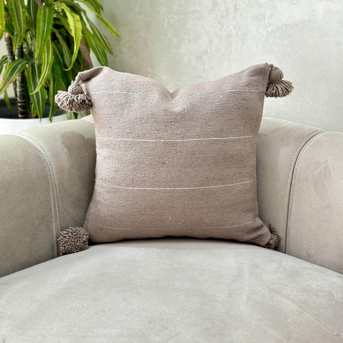 Housse de coussin à pompons 50cmx50cm taupe à liseré argenté - Ajbir
