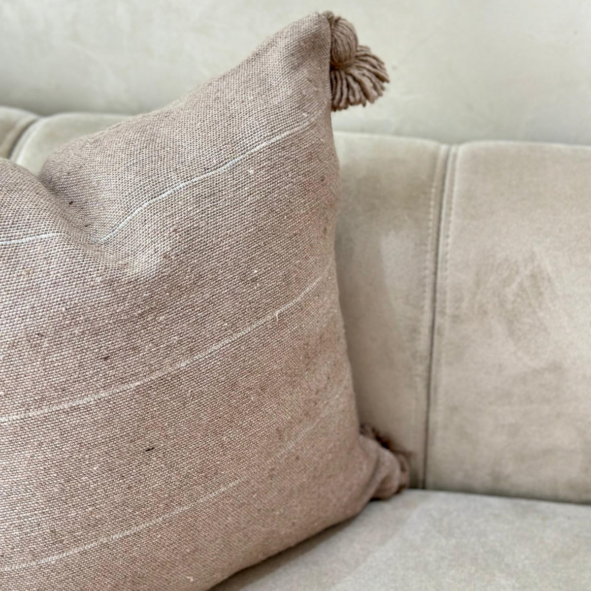Housse de coussin à pompons 50cmx50cm taupe à liseré argenté - Ajbir