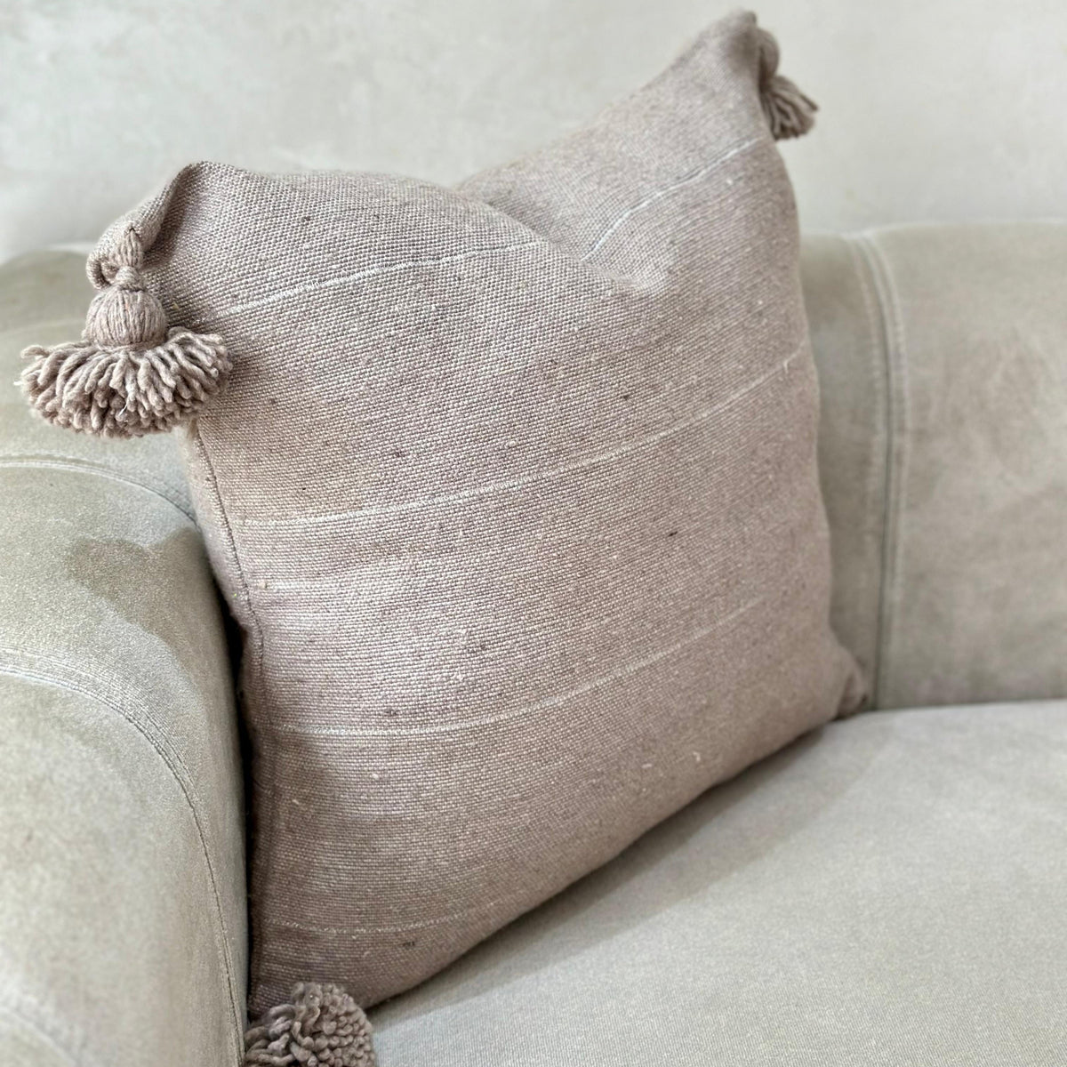 Housse de coussin à pompons 50cmx50cm taupe à liseré argenté - Ajbir
