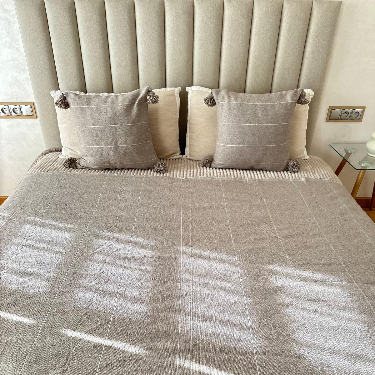 Housse de coussin à pompons 50cmx50cm taupe à liseré argenté - Ajbir