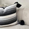 Housse de Coussin à pompons 45cmx50cm Blanc, noir et gris - Ajbir