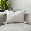 Housse de Coussin à pompons blanc 50cmx40cm - Ajbir