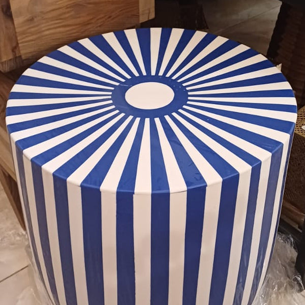 Table d'appoint en résine blanc et bleu