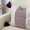 Housse de coussin artisanale à pompons 50cmx50cm crème bordeaux