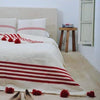 Plaid artisanal à pompons rayé blanc et rouge 2,80m x 2,00m