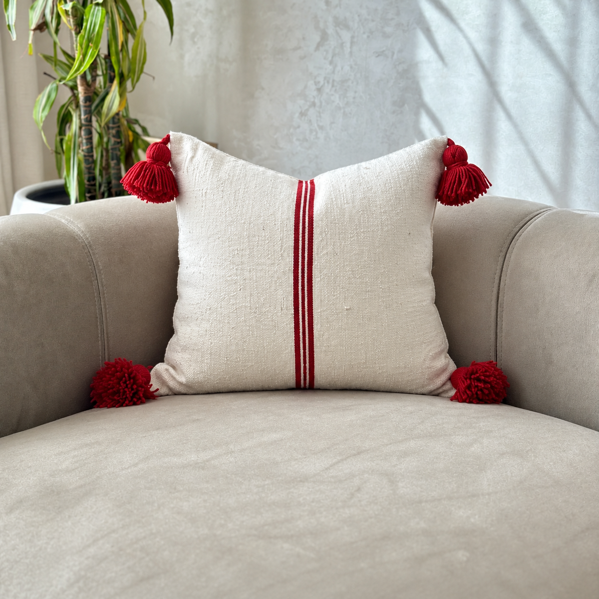 Housse de coussin artisanale à pompons 50cmx50cm rayée blanc et rouge